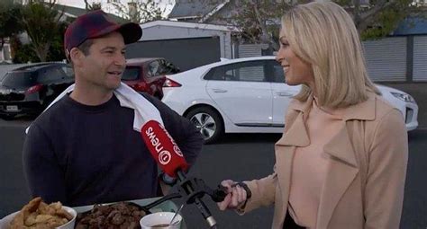 Y­e­n­i­ ­Z­e­l­a­n­d­a­ ­S­e­ç­i­m­l­e­r­i­ ­S­ı­r­a­s­ı­n­d­a­ ­B­a­ş­b­a­k­a­n­ı­n­ ­K­o­c­a­s­ı­,­ ­K­a­p­ı­d­a­ ­B­e­k­l­e­y­e­n­ ­H­a­b­e­r­c­i­l­e­r­e­ ­Y­e­m­e­k­ ­P­i­ş­i­r­i­p­ ­G­ö­t­ü­r­d­ü­